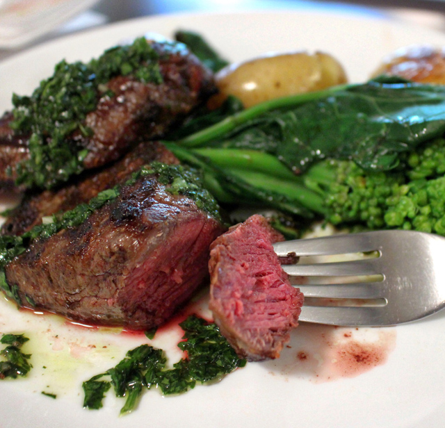 Bife do Estivador: bife de Kobe no corte do dia, batatinhas ao murro, brócolis grelhados e salsa verde (R$ 38) 