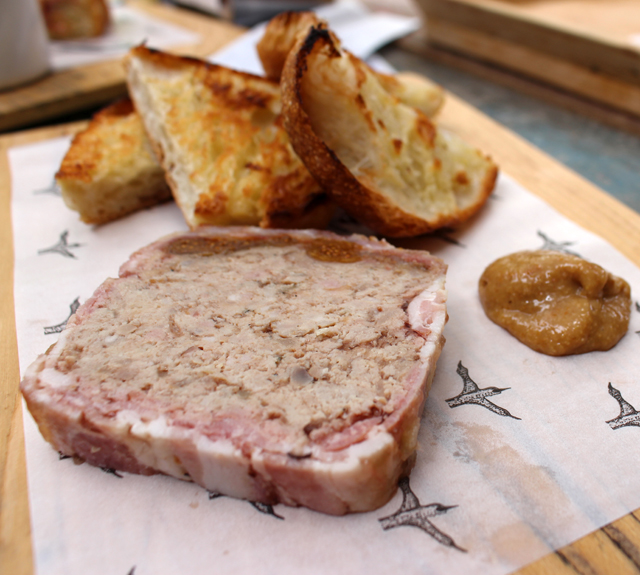 Excelente terrine de porco, vitelo e figo acompanhada de pão tostadinho - feito na casa, claro - e mostarda com figo