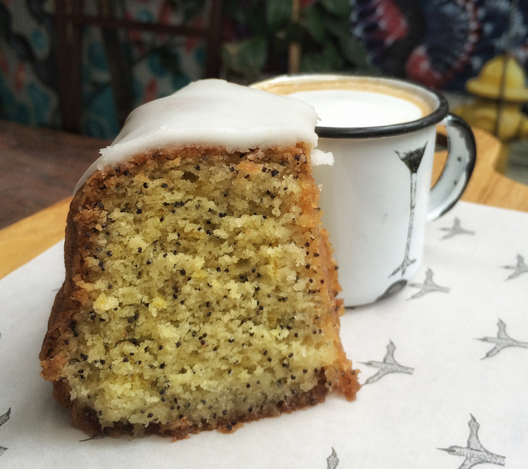 Bolo de limão com semente de papoula e café com espuma de leite