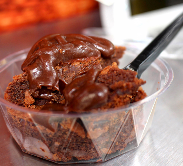 Bolo de chocolate sem farinha e calda de chocolate: R$ 4