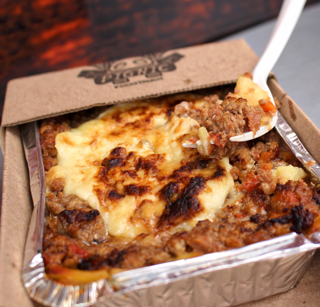 Lasanha à bolonhesa  bem temperadíssima e banhada por creme de queijos (R$ 20)