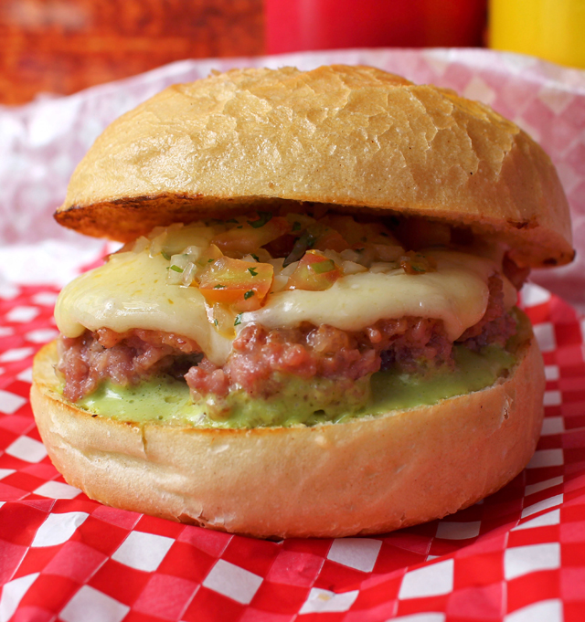 PigNic, o food truck especializado em carne de porco: sanduíche de calabresa com vinagrete, queijo e maionese artesanal de agrião (R$ 12) 