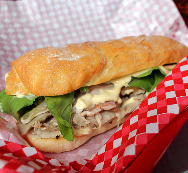 sandubaço da porchetta mais famosa de São Paulo com maionese caseira e rúcula na ciabatta  do PigNic
