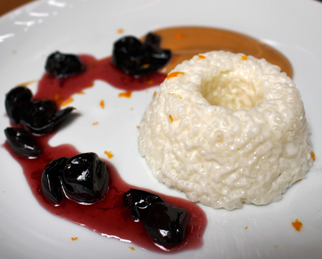 Manjar de tapioca com raspas de laranja, com calda de casca de jabuticaba e leite condensado cozido (R$ 18) 