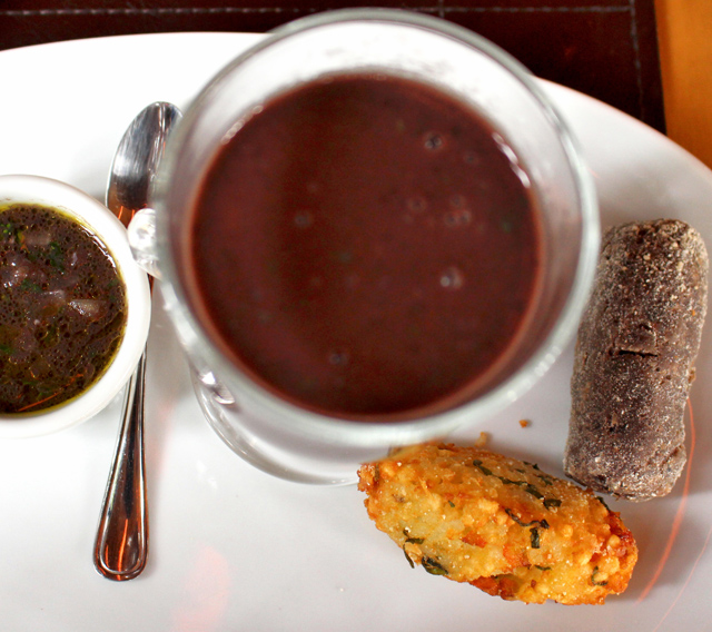 Caldinho de feijoada, bolinho de arroz com couve e croquete de carnes (R$ 26) 