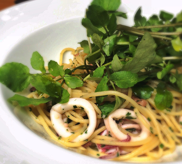 Spaghettini com lula, presunto de Catanduva e agrião (R$ 44)