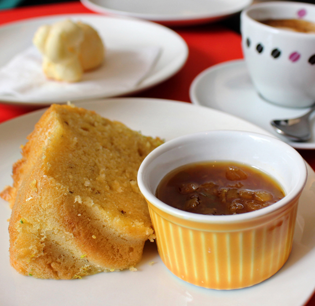 Bolo da Fazenda - de fubá com maravilhosa compota de laranja -, pão de queijo e espresso para começar o dia