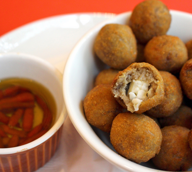 Bolinho de cordeiro com queijo feta e molho de pimenta da casa (R$ 24): para compartilhar