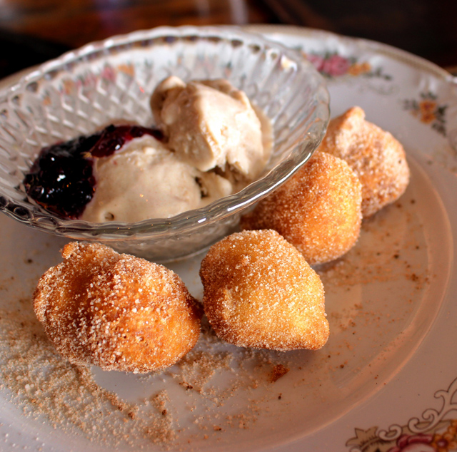 Bolinho de chuva com calda de frutas vermelhas e sorvete artesanal de canela (R$ 15) 