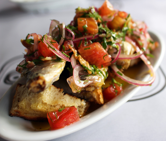 Gorda e saborosa sardinha portuguesa grelhada com pão e salsa fresca