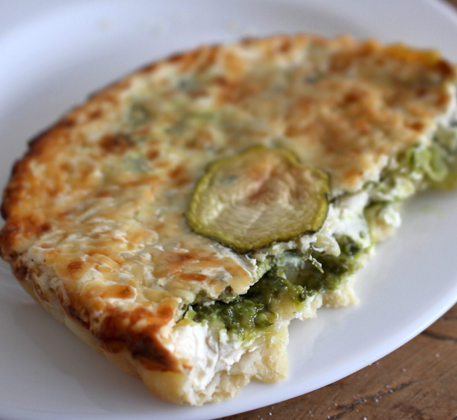 Das minhas favoritas: quiche de abobrinha, alho poró, pesto e parmesão