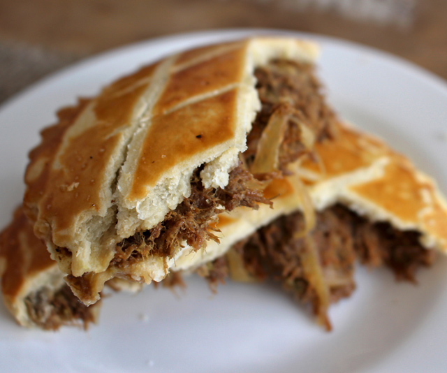 Minha torta favorita: de carne desfiada cozida na cerveja preta com cebola caramelizada