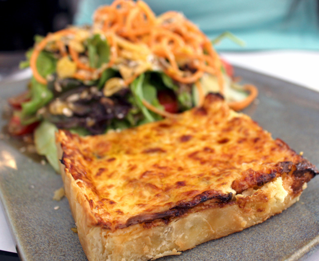 Quiche de cogumelos e salada: menu executivo da A Torteria