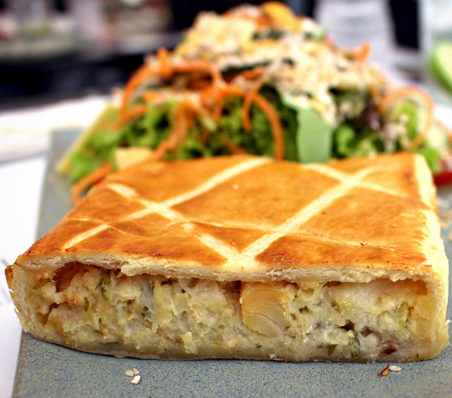 Torta de bacalhau com palmito pupunha e excelente salada: R$ 27,50