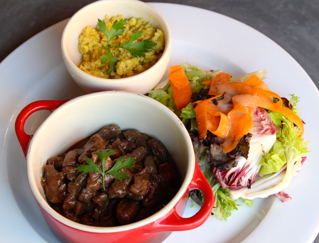 Novo prato da Le Pain Quotidien: Picadinho ao Vinho Tinho com porção de quinoa e mix de folhas R$39,90