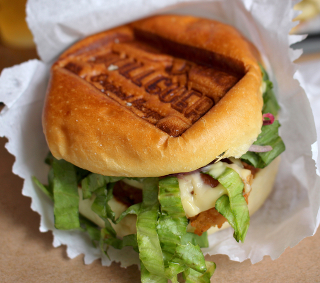 Para mim, o mais saboroso: Chicks: pão, burger de frango com curry verde, queijo, cebola roxa, alface e maionese (R$ 18) 