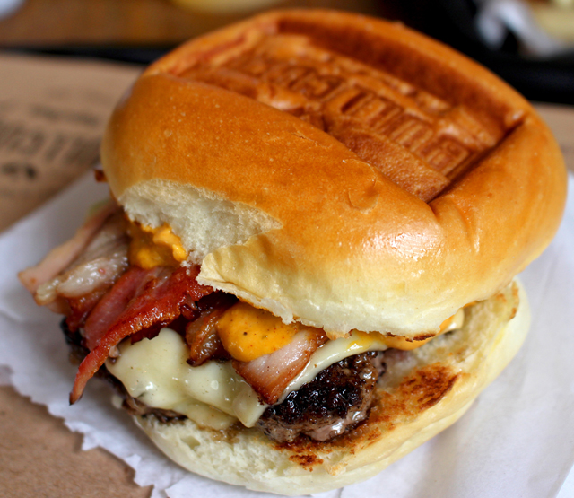 Lumberjack: pão, carne, queijo, bacon e picles (R$ 18) 