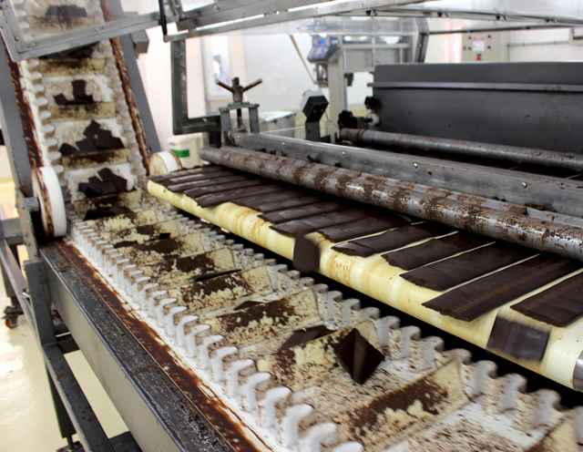Torta de cacau já seca, pronta para embalamento e envio para as fábricas de chocolate, que a misturarão com açúcar, manteiga de cacau e açúcar
