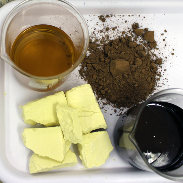 Liquor de cacau e seus derivados após o processamento: manteiga de cacau e pó de cacau