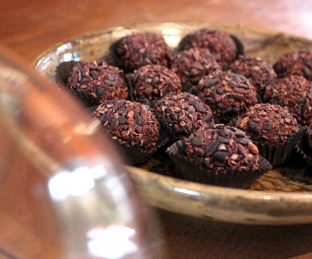 Brigadeiros de chocolate AMMA 100% cacau cobertos por nibs de cacau: ISSO é que é brigadeiro (R$ 3)!