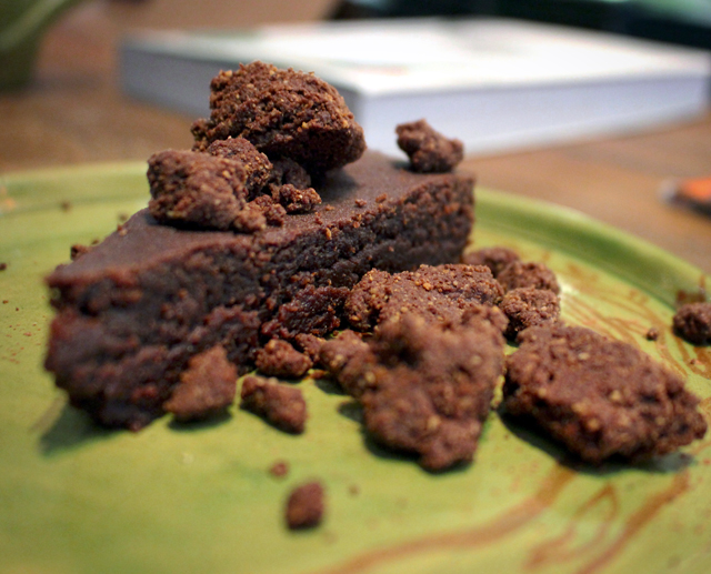 Brownie de "chocolate" feito com amêndoa de cupuaçu em vez de amêndoa de cacau (theobroma grandiflorum)