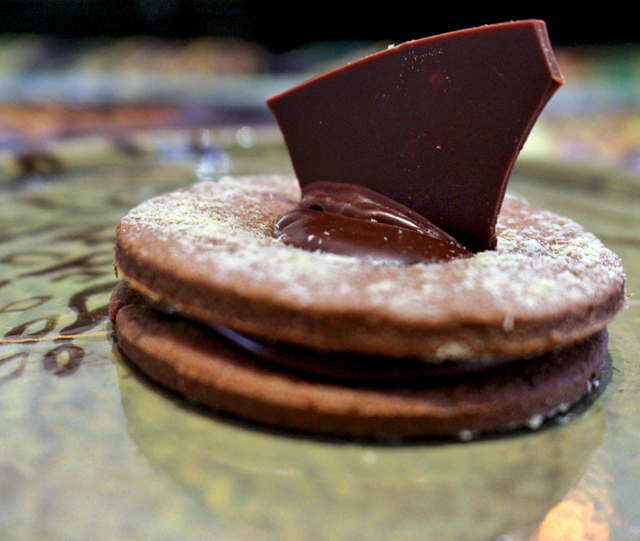 Bolachas de jatobá recheadas com chocolate (R$ 8)