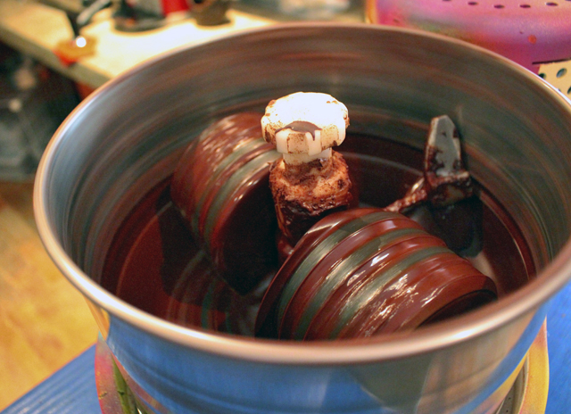 Máquina portátil de fabricação de chocolate: joga-se os nibs (amêndoas de cacau fermentadas e torradas, em pedaços) e mistura-se a açúcar de coco. Com o calor, são derretidos e transformados em creme