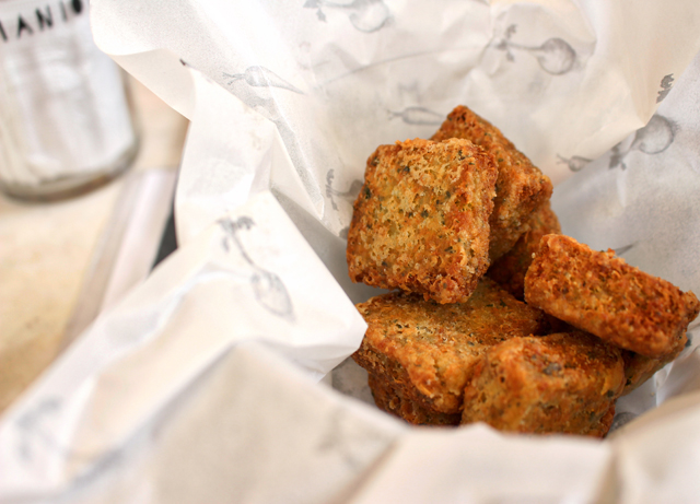 No cardápio do bar - que não fecha durante as rrefeições - Bolinho de quinoa com curry e geleia de aipo (R$ 32) 