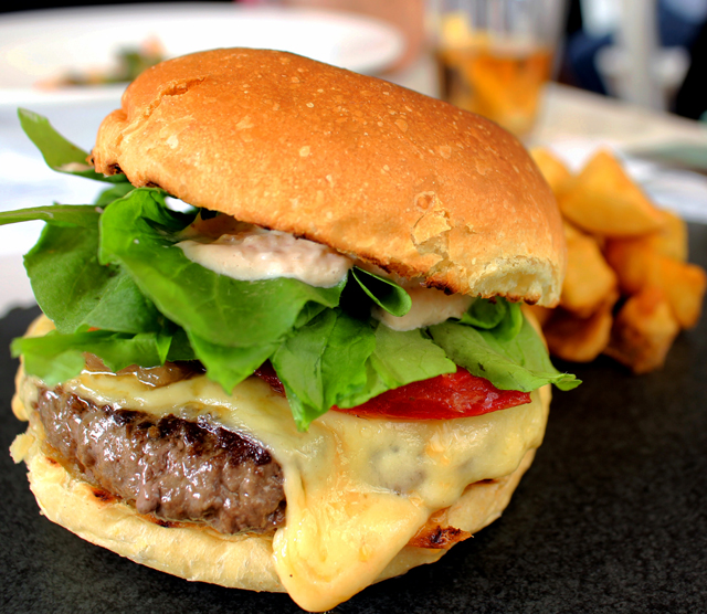 Excelente e caro Burger na brasa com gruyére, tomate confitado, rúcula, maionese de bacon e fritas (R$ 41) 