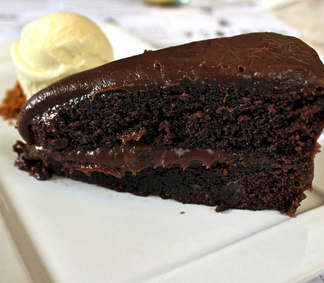 Bolo de chocolate super leve entremeado por brigadeiro cremoso e acompanhado por uma bola de sorvete de leite ninho (R$ 23)