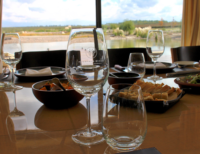 Mesa de almoço e vista de parte da belíssima propriedade da Huentala Wines
