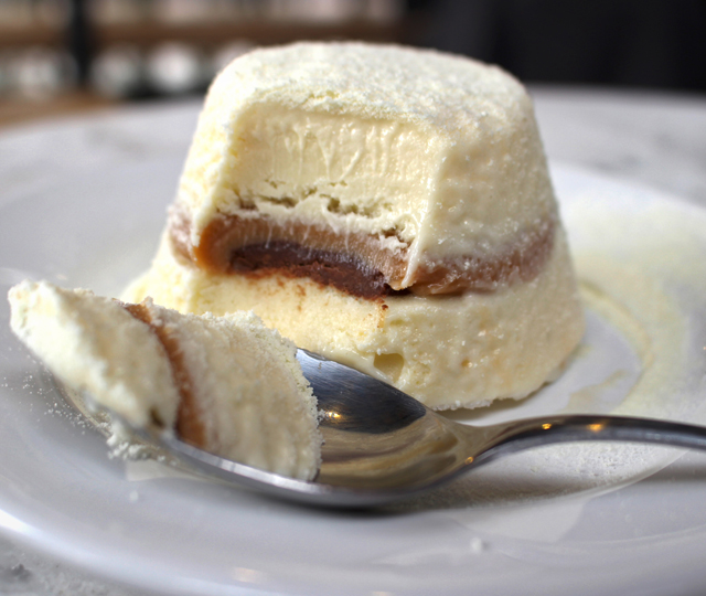 Já um hit no Instagram, o sorvetão de leite ninho com doce de leite (R$ 13) é a sobremesa mais pedida da casa