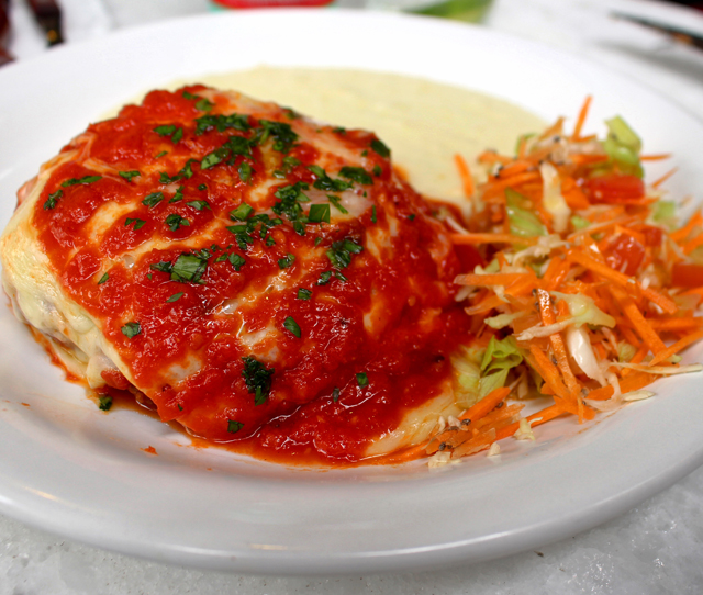 Suculento polpetone recheado com mussarela, coberto por molho de tomate e escoltado por purê de batata e salada (R$ 29)