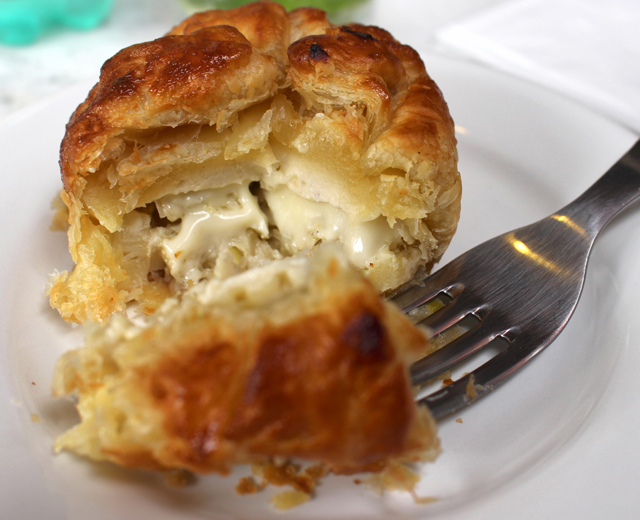 Uma das duas entradas do restaurante: "empada" folhada recheada com pupunha, milho e queijo cremoso (R$ 10)