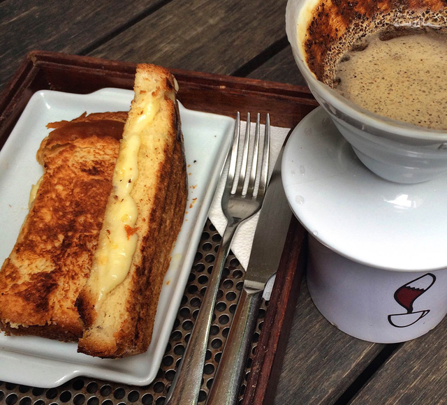 Tostex de brioche com queijo meia cura e café coado no Coffee Lab