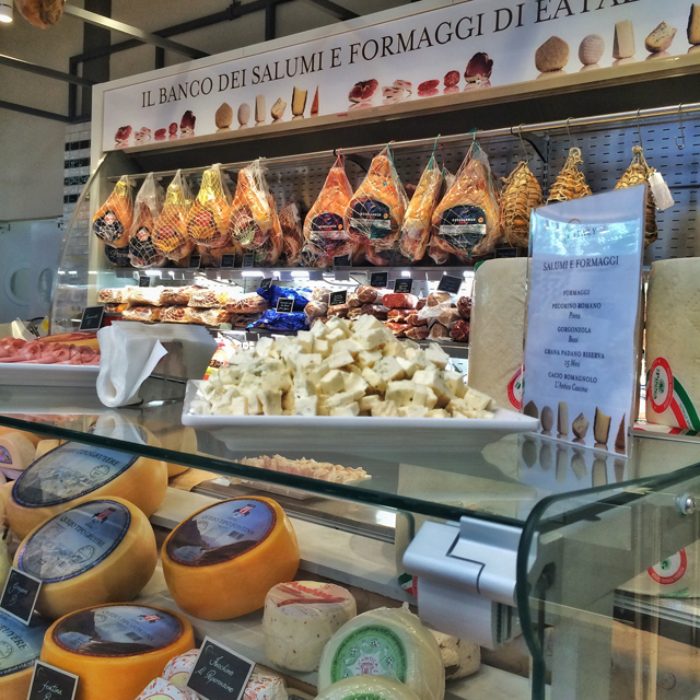 Seção de queijos e embutidos do Eataly São Paulo