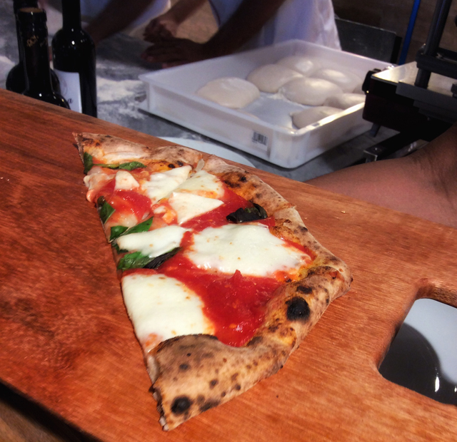 As pizzas do Eataly são feitas com massa de fermentação natural e servidas o dia todo