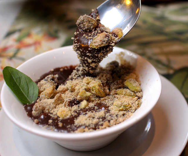 Brigadeiro cremoso com crumble de pistache