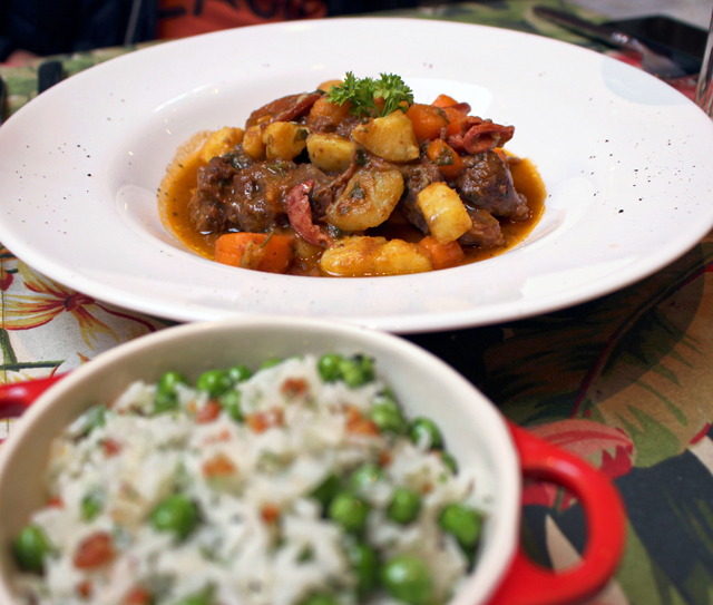 Do menu executivo: carne de panela com legumes e arroz branco com alho e ervilhas