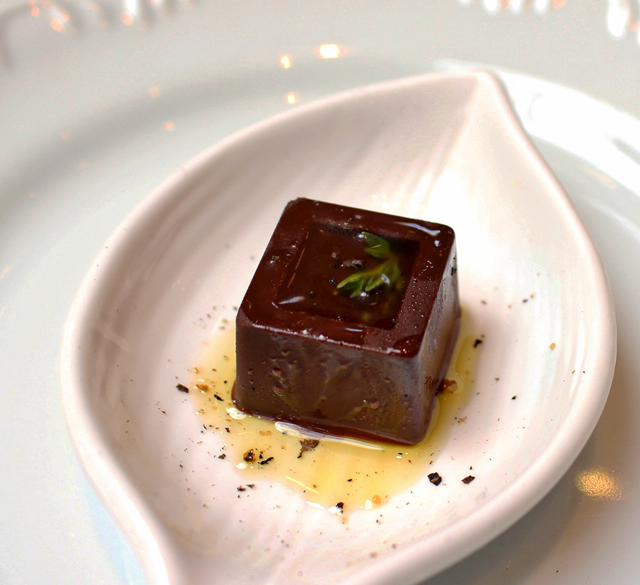 Bombom de chocolate amargo recheado com terrine de foie gras da casa e Jerez