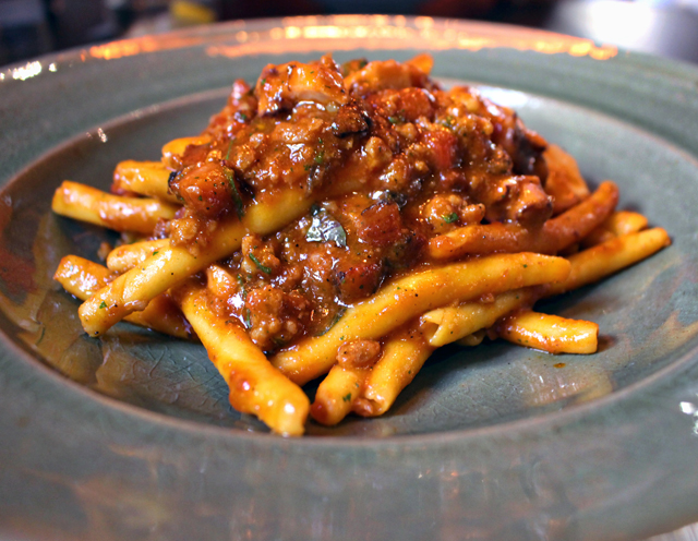 Fusilli artesanal com polvo, pancetta, linguiça e molho de tomate (R$ 64)