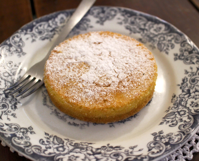 Bolo de mandioca baixinho, com início cheio de pedacinhos e final cremoso