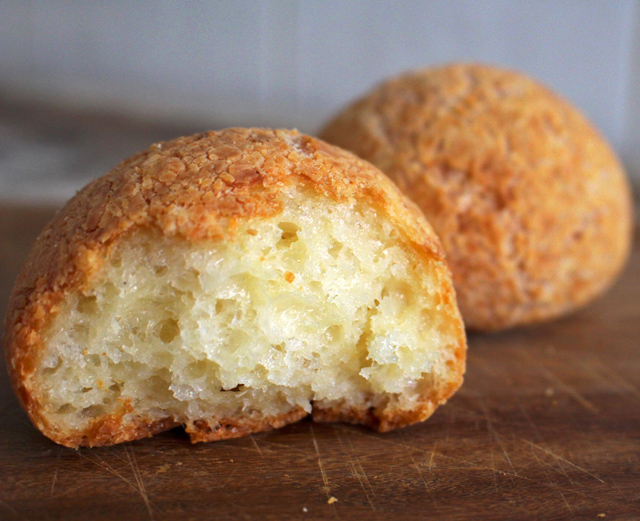 Um dos melhores pão de queijo da cidade, feito com polvilho e queijo curado mineiros