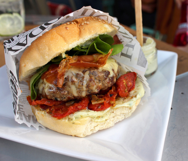 Hula burger: tomates confitados, presunto cru crisp, lascas de parmesão, rúcula e maionese de ervas (R$ 31) 