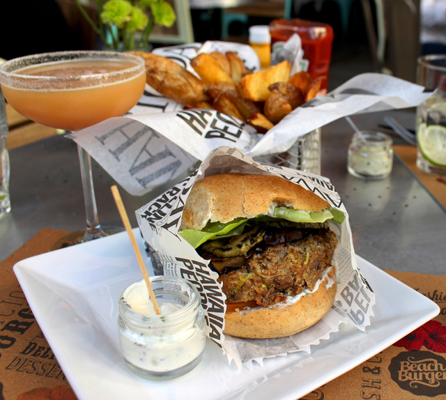 Burger vegetariano (base de trigo e berinjela), tomate confitado, folhas verdes e coalhada temperada, (R$ 26)