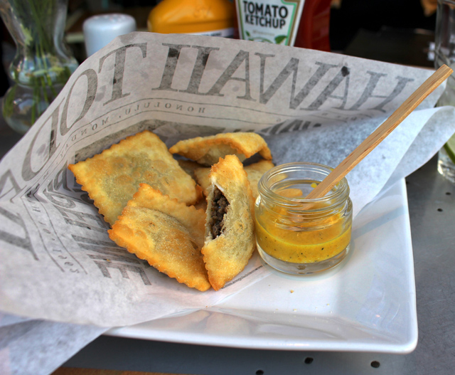 Pasteizinhos de carne com pimenta amarela: fritura impecável