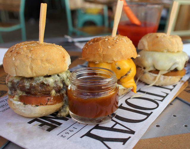 Trio de minihambúrgueres com ementhal, cheddar e gorgonzola