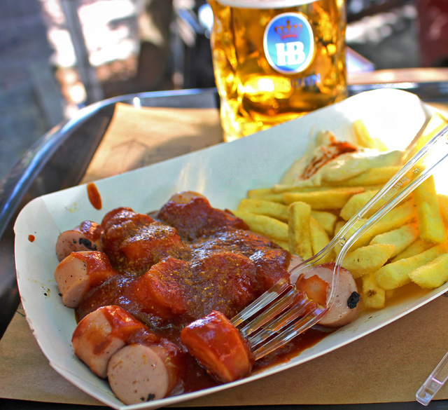 Currywurst: a comida de rua mais icônica de Berlim leva salsicha, catchup artesanal, curry polvilhado, batatas fritas e maionese