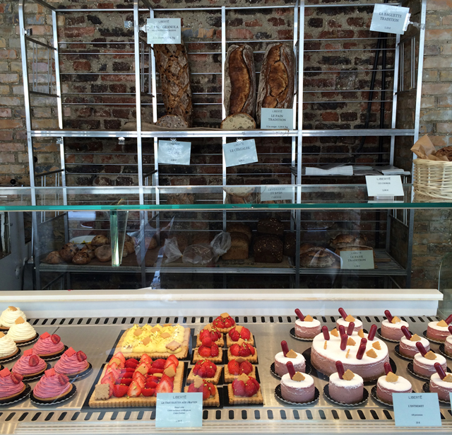 Vitrine de uma das patisseries/boulangeries que mais gosto em Paris: Liberté