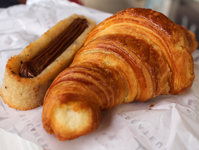 Financier de chocolate e croissant quentinho na Thierry Meunier